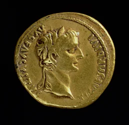 Aureus (avers) avec la tête de Tibère (AD 14-AD37) portant une couronne de laurier. Inscription: TI CAESAR DIVI AVG F AVGVSTVS
